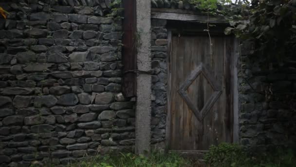 Puerta Madera Antiguo Edificio Piedra Marrón Madera Puerta Doble Con — Vídeo de stock