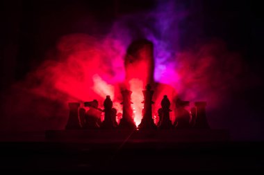 Adam satranç oynamaktan. Satranç satranç figürleri ile bir kişi korkunç bulanık silüeti. Sisli arka plan koyu tonda. Seçici odak. Korku kavramı