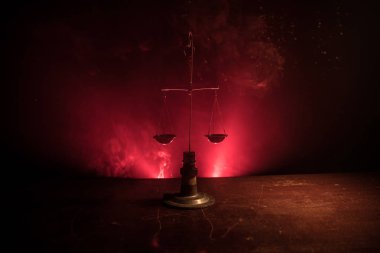 Koyu tonda sisli arka plan adalet terazisi. Adalet kavramı. Ölçek adaletin sembolüdür. Seçici odak