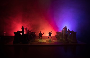 Süvari ve satranç tahtası üzerinde piyade ile ortaçağ savaş sahnesi. Satranç oyununu kavramı iş fikirleri ve rekabet ve strateji fikirler duman ve sis karanlık bir arka plan üzerinde satranç figürleri.