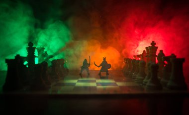 Süvari ve satranç tahtası üzerinde piyade ile ortaçağ savaş sahnesi. Satranç oyununu kavramı iş fikirleri ve rekabet ve strateji fikirler duman ve sis karanlık bir arka plan üzerinde satranç figürleri.