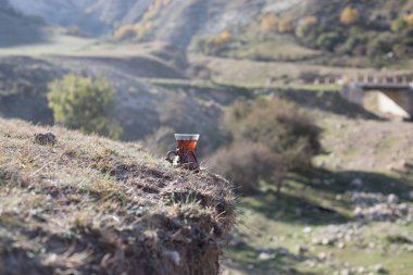 Cam açık dağlar arka planda Doğu siyah çay. Doğu çay kavramı. Armudu geleneksel Kupası. Yeşil Doğa yaz arka plan. Seçici odak
