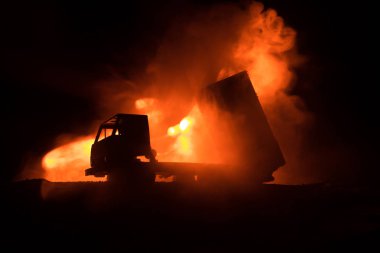 Roket fırlatma yangın bulutlu. Savaş sahnesi ile roket füzeleri savaş başlığı amaçlı kasvetli gökyüzüne ile gece. Roket araç savaş artalan üzerinde. Seçici odak