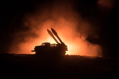 Roket fırlatma yangın bulutlu. Savaş sahnesi ile roket füzeleri savaş başlığı amaçlı kasvetli gökyüzüne ile gece. Roket araç savaş artalan üzerinde. Seçici odak