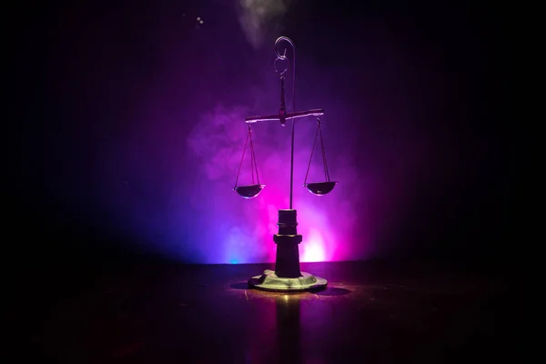 Шкала Справедливості Темним Тонованим Туманним Фоном Концепція Справедливості Масштаб Символом — стокове фото