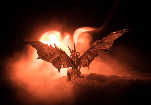 Silhouette Eines Feuerspeienden Drachen Mit Großen Flügeln Auf Dunklem Feuerhintergrund — Stockfoto