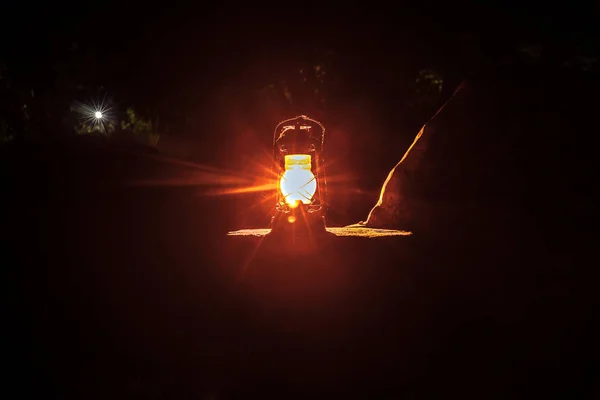 Koncepcja Halloween Horror Burning Stare Lampy Naftowej Lesie Nocy Nocny — Zdjęcie stockowe