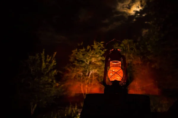 Horor Halloween Koncept Hořící Stará Olejová Lampa Lese Noci Noční — Stock fotografie