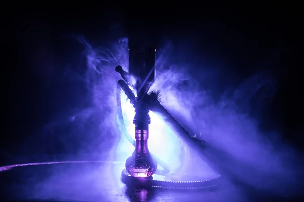 水ギセル ホット石炭蒸気の雲を作るシーシャ ボウル シーシャ爆発 火で暗闇の中でスタイリッシュな東洋の使者 シーシャの広告 灼熱の使者コンセプト — ストック写真