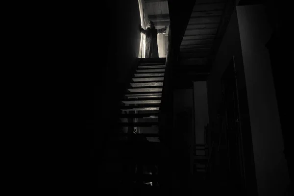 Dentro Velha Mansão Abandonada Silhueta Horror Fantasma Nas Escadas Castelo — Fotografia de Stock