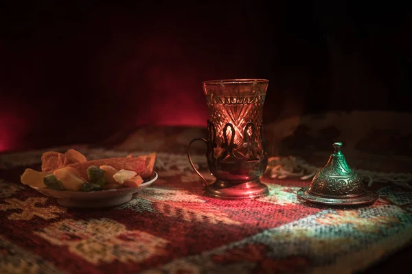 Arabische Thee Glas Met Oost Snacks Een Tapijt Donkere Achtergrond — Stockfoto