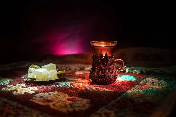 Chá Árabe Vidro Com Lanches Orientais Tapete Fundo Escuro Com — Fotografia de Stock