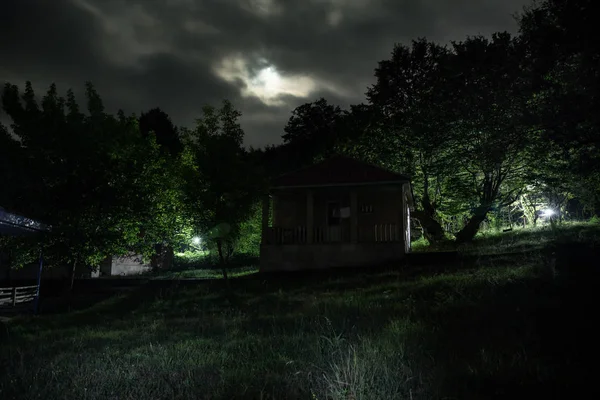 Montanha Noite Paisagem Construção Floresta Noite Com Lua Vintage Casa — Fotografia de Stock