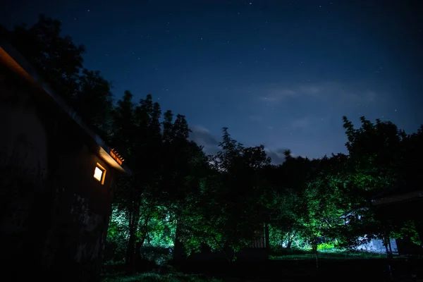 Berglandschaft Des Bauens Wald Der Nacht Mit Mond Oder Landhaus — Stockfoto
