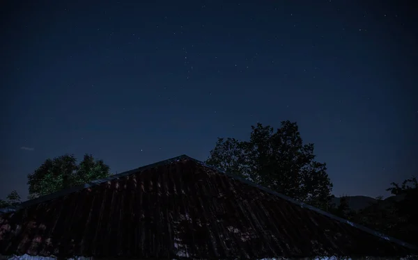 Hermoso Paisaje Nocturno Con Montañas Estrelladas Nocturnas Bosque Bosque Nocturno — Foto de Stock