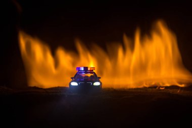 Polis arabası sisli bir arabayı gece takip ediyor. 911 acil durum arabası suç mahalline doğru hızla gidiyor. Seçici odak