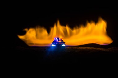 Polis arabası sisli bir arabayı gece takip ediyor. 911 acil durum arabası suç mahalline doğru hızla gidiyor. Seçici odak