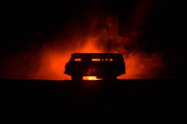 Koyu tonda sisli gökyüzü arka plan üzerinde roader jeep siluet. Araba ile gece ışık. Seçici odak