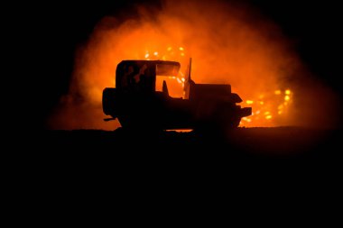 Koyu tonda sisli gökyüzü arka plan üzerinde roader jeep siluet. Araba ile gece ışık. Seçici odak