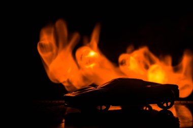 Arabada gölgeler ile düşük ışık veya spor araba koyu arka plan silüeti parlayan ışıklar. Seçici odak