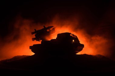 Roket fırlatma yangın bulutlu. Savaş sahnesi ile roket füzeleri savaş başlığı amaçlı kasvetli gökyüzüne ile gece. Roket araç savaş artalan üzerinde. Seçici odak