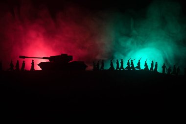Savaş Konsepti. Savaş sisli gökyüzü arka planında askeri siluetler gece vakti Bulutlu Gökyüzünün altında Alman Tankları siluetleri. Saldırı sahnesi. Zırhlı araçlar. Tanklar savaşıyor