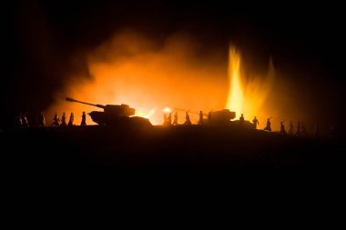 Savaş Konsepti. Savaş sisli gökyüzü arka planında askeri siluetler gece vakti Bulutlu Gökyüzünün altında Alman Tankları siluetleri. Saldırı sahnesi. Zırhlı araçlar. Tanklar savaşıyor