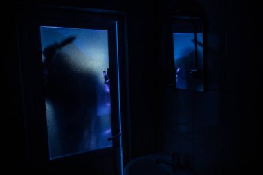 Korku penceresinde kadın silüeti. Korkunç Cadılar Bayramı kavramı bulanık silueti banyoda cadı