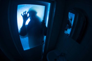 Korku penceresinde kadın silüeti. Korkunç Cadılar Bayramı kavramı bulanık silueti banyoda cadı