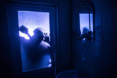 Korku penceresinde kadın silüeti. Korkunç Cadılar Bayramı kavramı bulanık silueti banyoda cadı