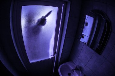 Korku penceresinde kadın silüeti. Korkunç Cadılar Bayramı kavramı bulanık silueti banyoda cadı