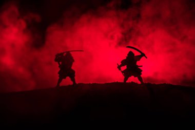 Düelloda iki samurais silüeti. İki samurais ve günbatımı gökyüzü ile hayal et. Seçici odak