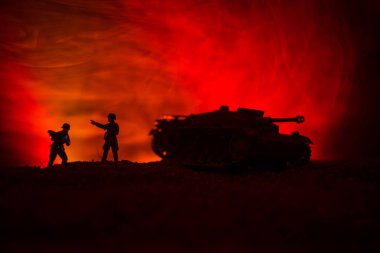 Savaş Konsepti. Savaş sisli gökyüzü arka planında askeri siluetler gece vakti Bulutlu Gökyüzünün altında Alman Tankları siluetleri. Saldırı sahnesi. Zırhlı araçlar. Tanklar savaşıyor