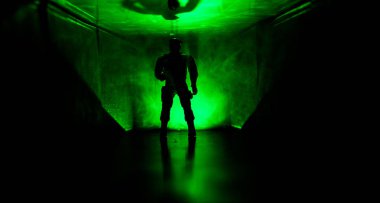 Ürpertici siluet koyu terk edilmiş binada. Manyak genel kavram ya da kabine kapılar ile karanlık koridor ve ışıkları ile farklı pozlar duran korkunç korku kişi silueti ile ilgili korku.