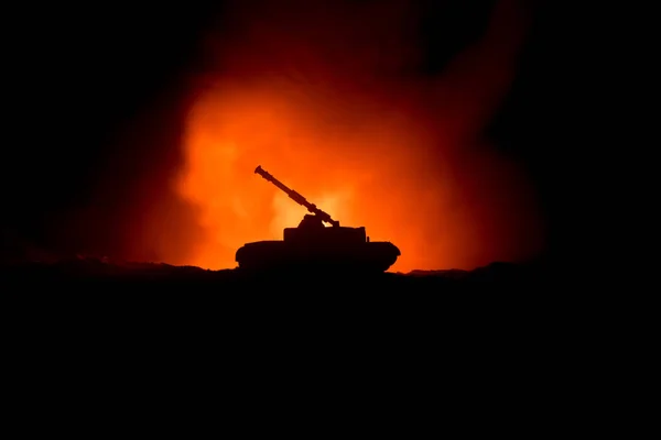 Concept Van Oorlog Gepantserde Tank Silhouet Onder Mistige Brand Nachthemel — Stockfoto