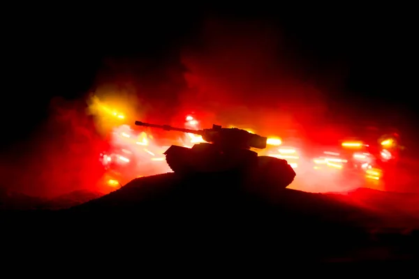 Концепция Войны Силуэт Танка Туманным Огненным Небом Ночью Сцена Нападения — стоковое фото