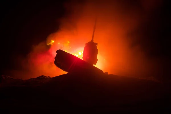 Savaş Kavramı Zırhlı Tank Siluet Aşağıda Sisli Yangın Gökyüzü Gece — Stok fotoğraf