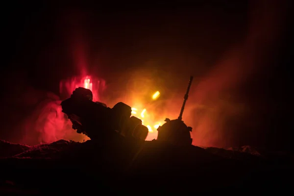 Kriegskonzept Panzer Silhouette Unter Nebligem Feuerhimmel Der Nacht Angriffsszene Spielzeugdekoration — Stockfoto