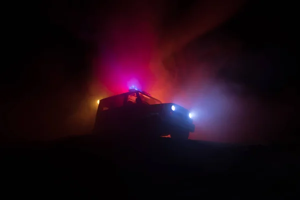 Coche Policía Persiguiendo Coche Por Noche Con Niebla Fondo 911 —  Fotos de Stock