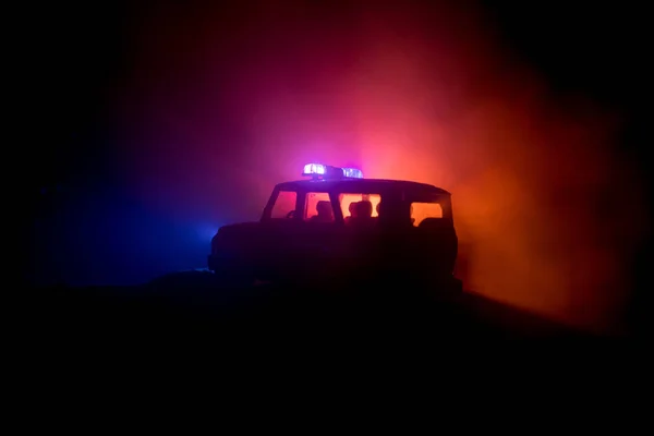 Carro Polícia Perseguindo Carro Noite Com Fundo Nevoeiro 911 Resposta — Fotografia de Stock