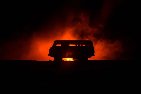 暗い派ジープ シルエット オフ霧空の背景のトーン 夜ライトが付いている車 選択と集中 — ストック写真