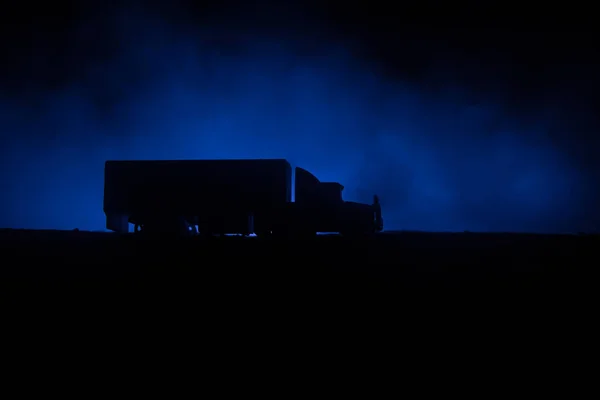 Ciężarówka Wagon Jeździ Drodze Poza Miastem Nocą Mglisty Tło Ozdoba — Zdjęcie stockowe
