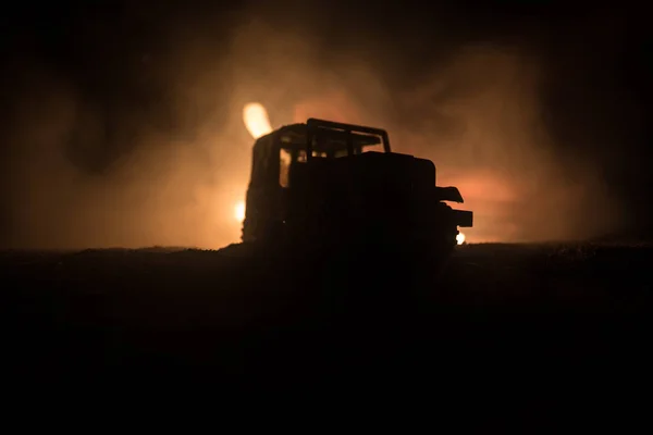Roader Jeep Sziluettjét Háttéren Sötét Tónusú Ködös Autó Éjszakai Fény — Stock Fotó