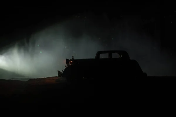 暗い霧に古いヴィンテージ車のシルエットは 低光の白熱灯と背景トーン 選択と集中 — ストック写真