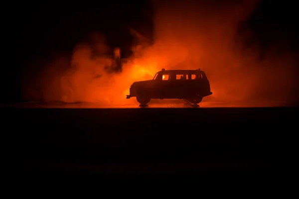 Silueta Viejo Coche Vintage Oscuro Fondo Nebuloso Tonificado Con Luces — Foto de Stock