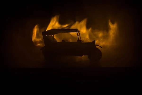 老老式汽车的剪影在黑暗的雾色调背景与发光灯在低光 选择性聚焦 — 图库照片