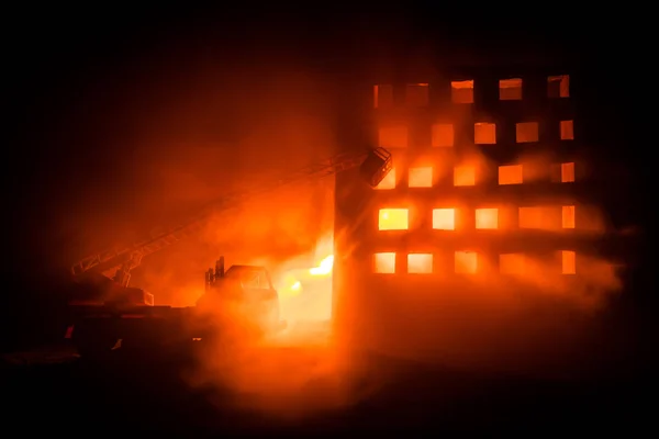 夜には 個人の家の火を消します 長いはしごと夜建物のおもちゃ消防車 火災警報器のコンセプトです 選択と集中 — ストック写真