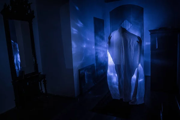 Horreur Silhouette Fantôme Intérieur Chambre Sombre Avec Miroir Concept Effrayant — Photo