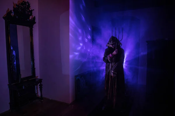 Silueta Horror Fantasma Dentro Habitación Oscura Con Espejo Concepto Halloween —  Fotos de Stock