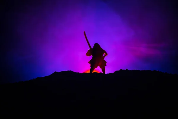 Μαχητής Ξίφος Σιλουέτα Ενός Ninja Του Ουρανού Σαμουράι Στην Κορυφή — Φωτογραφία Αρχείου